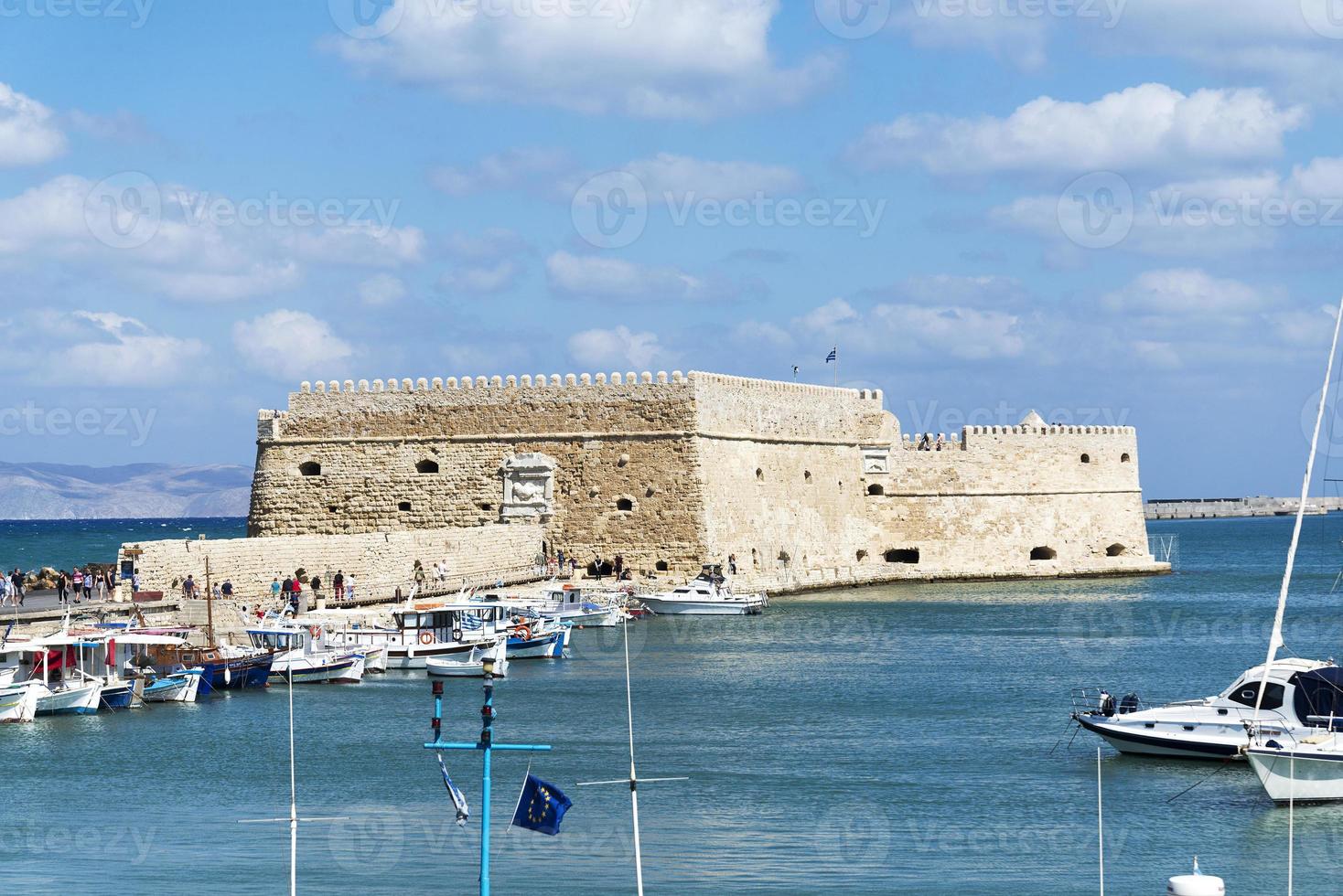 forteresse sur le front de mer en grèce. photo