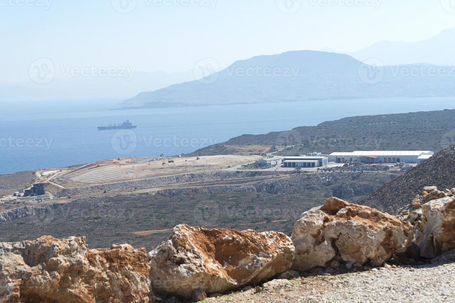 le paysage des montagnes et de la mer. photo