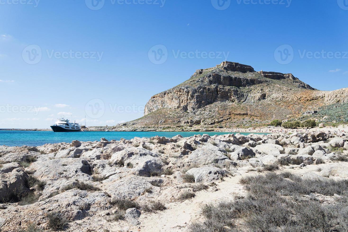 la vue sur les montagnes et la plage. photo