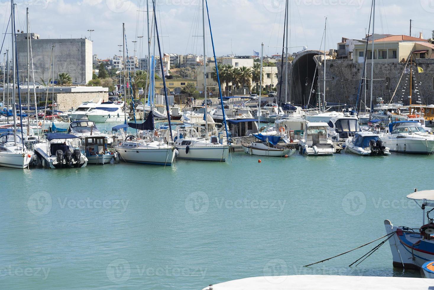 bateaux et yachts sur le quai en grèce. photo