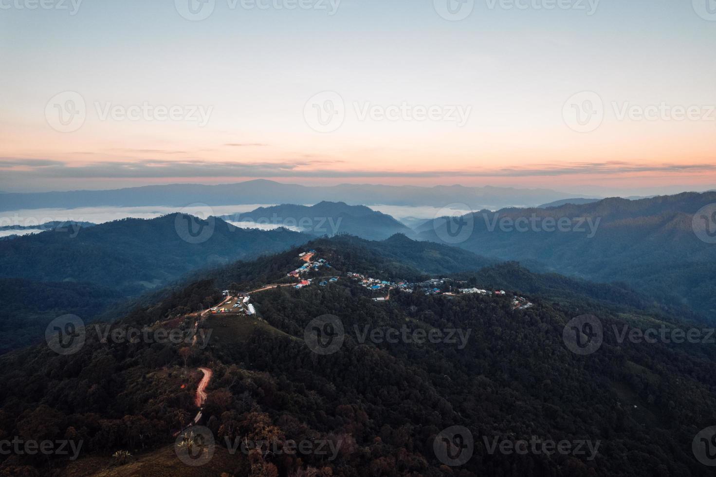 montagnes et forêts le matin photo