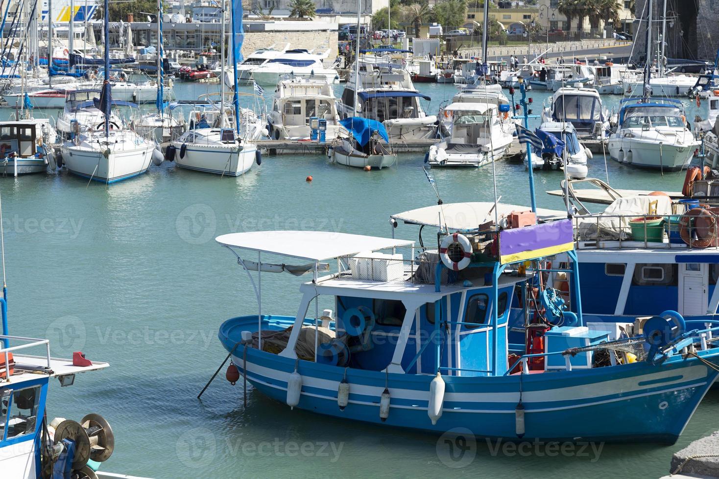 petit bateau de pêche sur le quai. photo