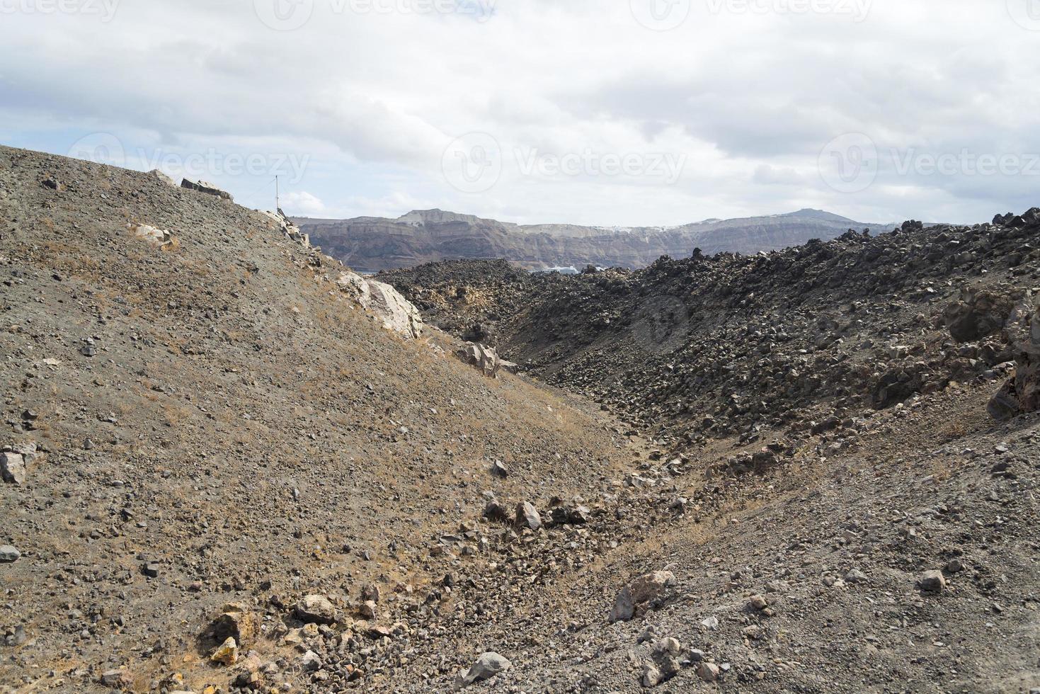 route rocheuse exotique vers le cratère du volcan. le volcan est situé dans la célèbre caldeira de Santorin. photo