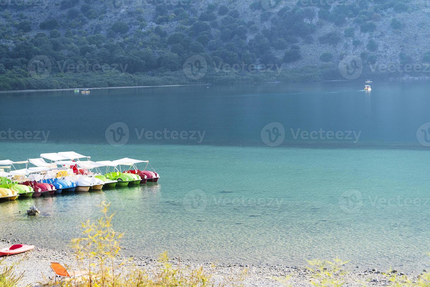 un lac avec des pédalos en journée d'été. photo