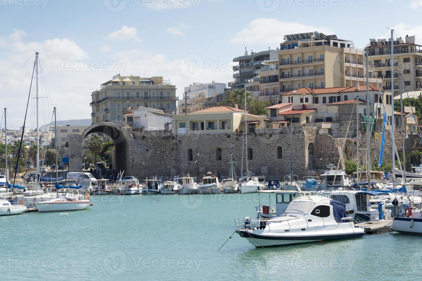 bateaux et yachts sur le quai en grèce. photo