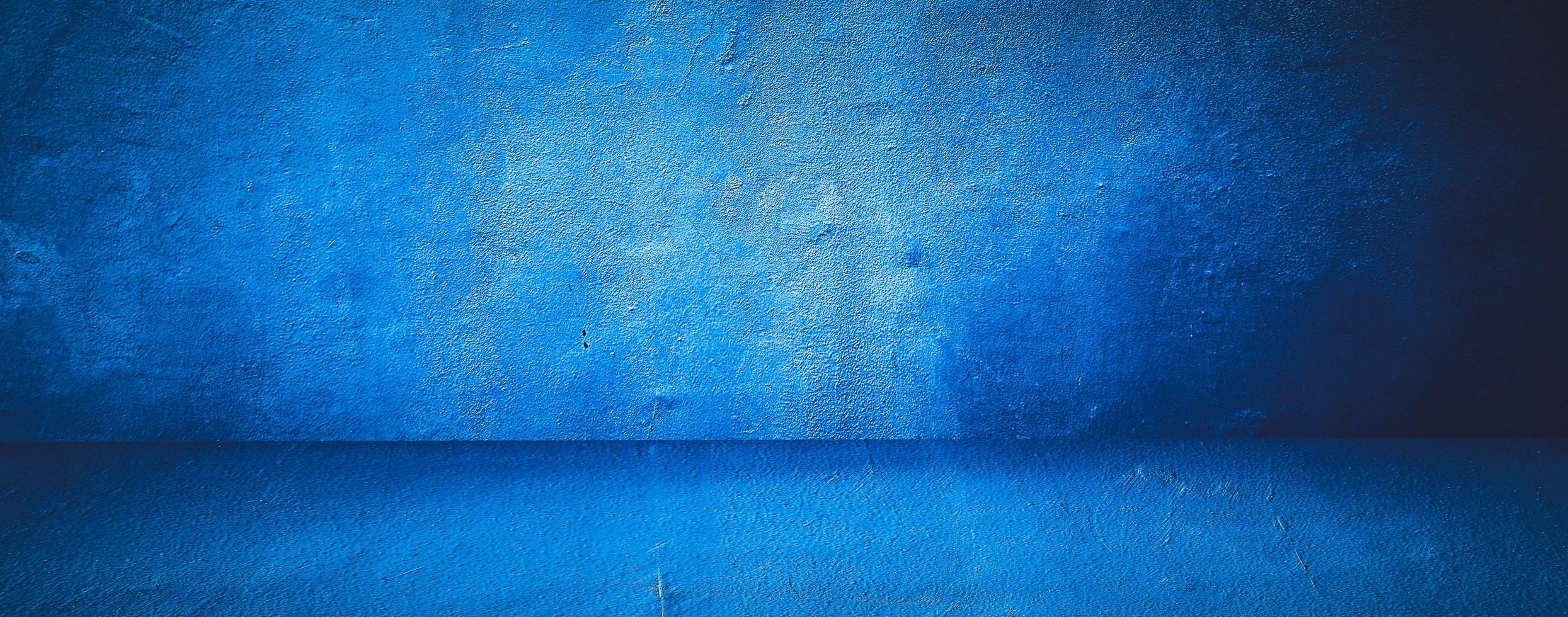 fond de sol et de mur en béton de ciment de chambre bleu foncé pour les produits d'affichage photo