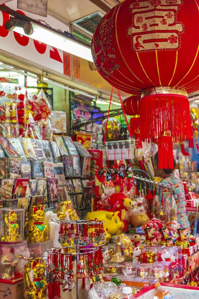 bangkok thaïlande 22. mai 2018 souvenirs de chat chinois doré dans une boutique de souvenirs à bangkok en thaïlande. photo