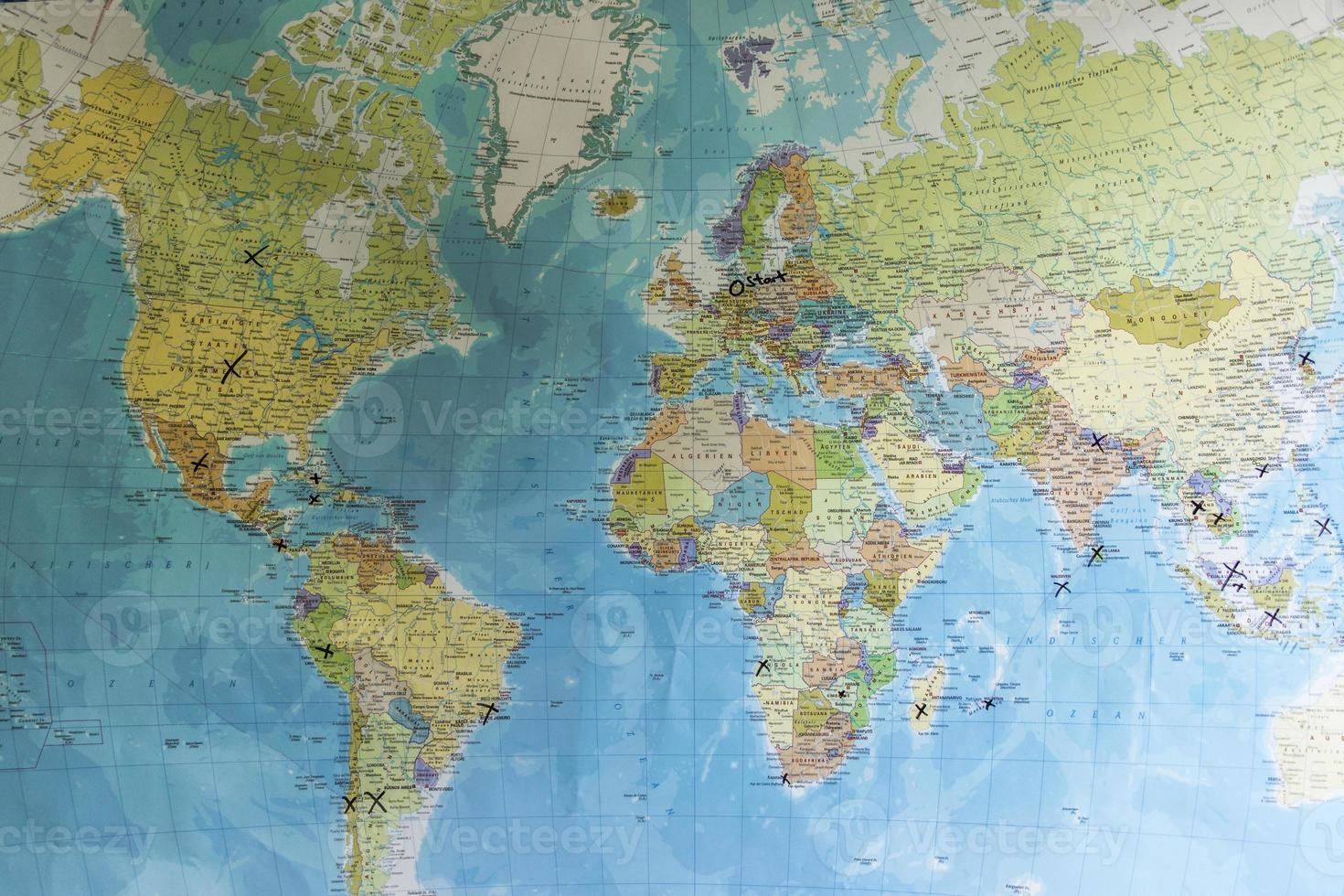 commencez un voyage dans le monde et planifiez votre itinéraire sur la carte du monde. photo