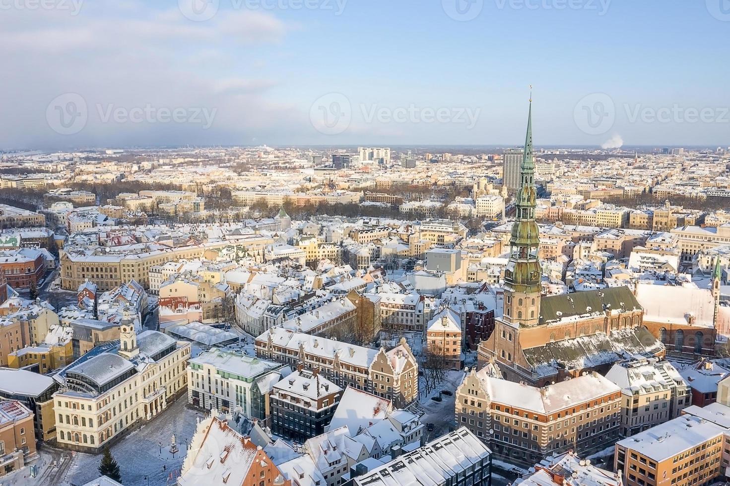 vue panoramique aérienne de la vieille ville de riga pendant une belle journée d'hiver en lettonie. température de congélation en Lettonie. Riga blanc. photo