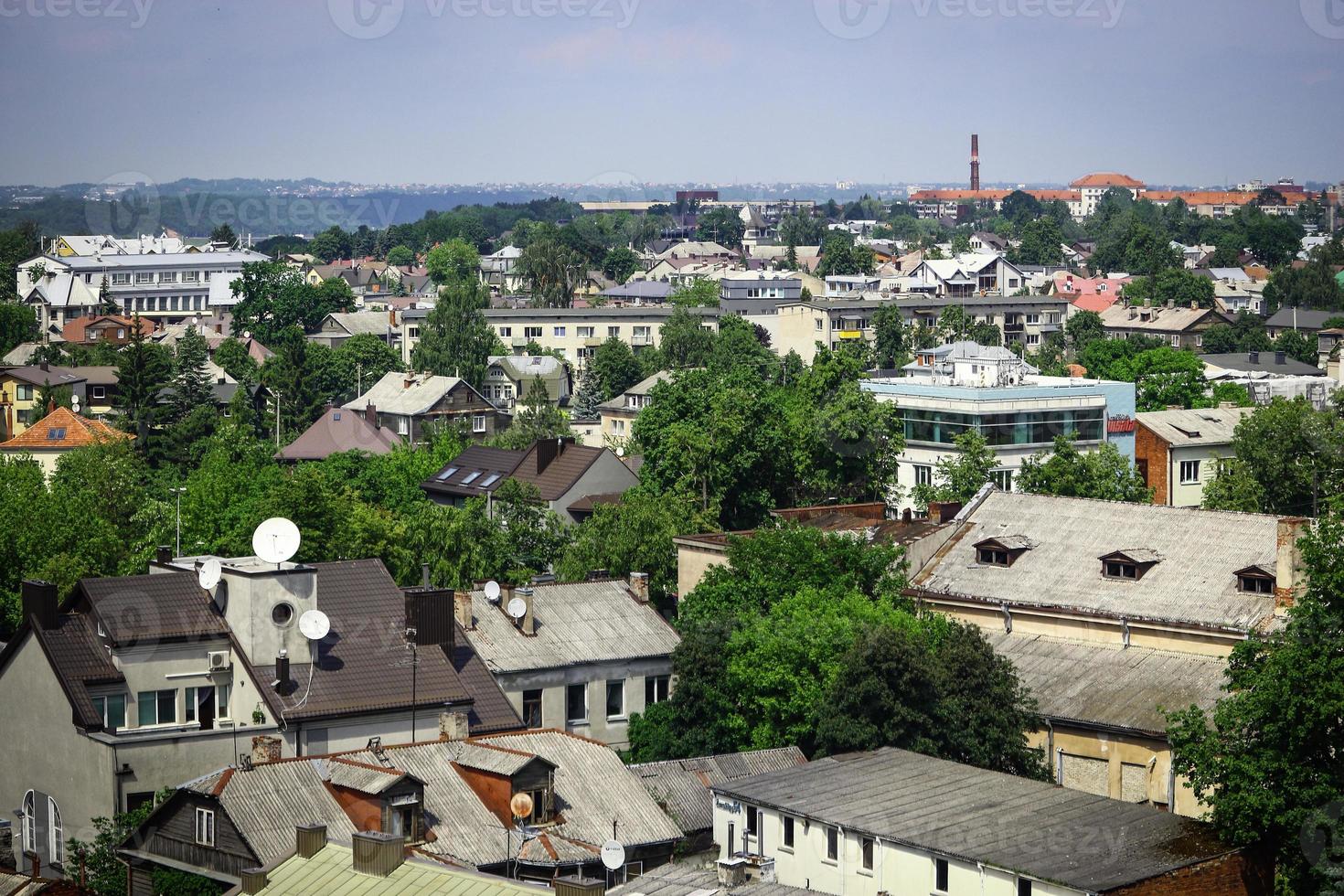 paysage urbain avec de vieilles maisons et arbres verts en été kaunas photo