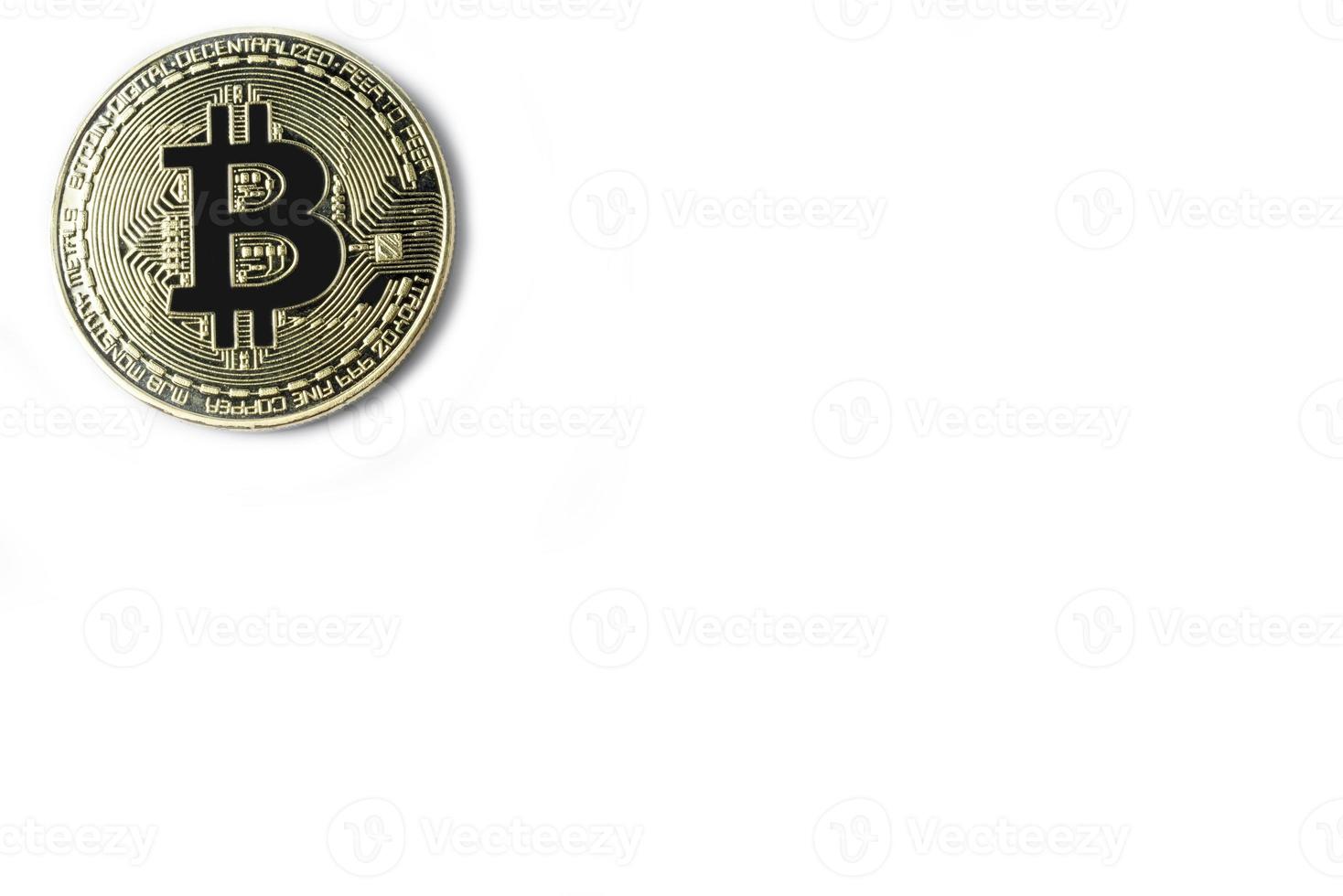 visage de la monnaie crypto bitcoin doré isolé sur fond blanc. photo