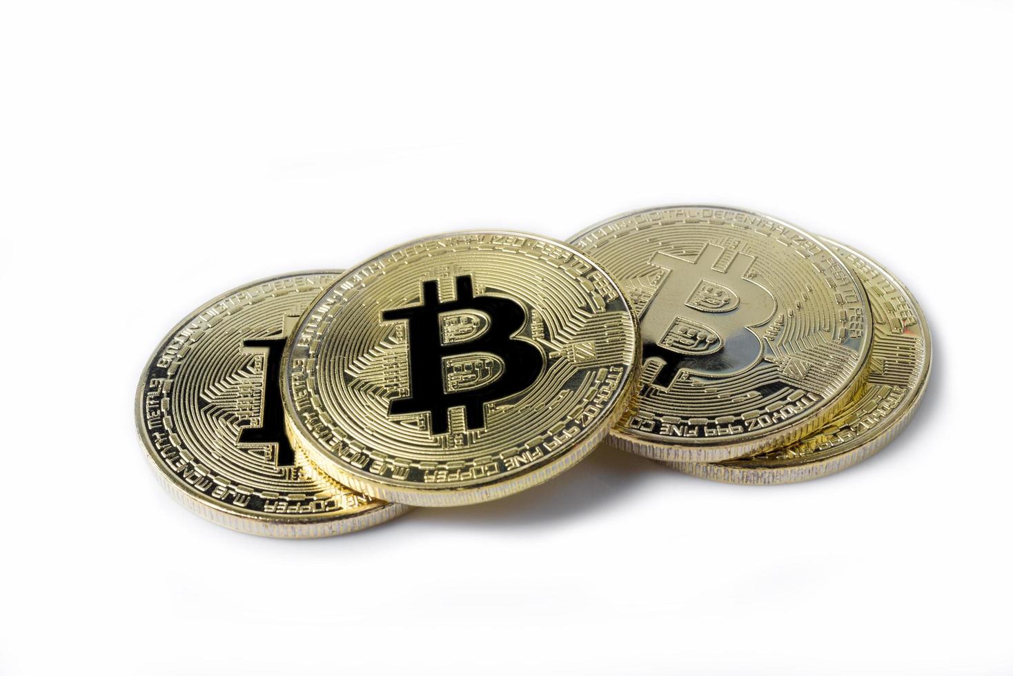 quatre bitcoin sur fond blanc. photo