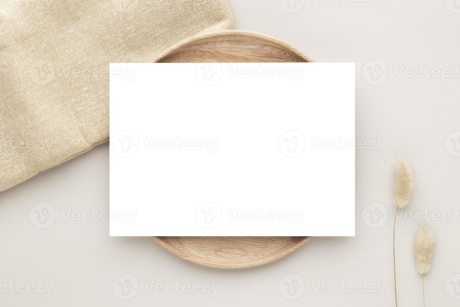 cartes en papier vierge, maquette avec de l'herbe de la pampa sur une  plaque en bois, fond beige, composition minimale du lieu de travail beige,  mise à plat, maquette 5127649 Photo de