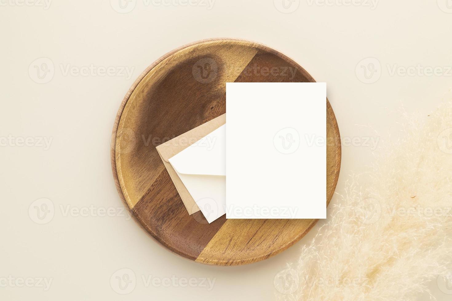 https://static.vecteezy.com/ti/photos-gratuite/p1/5127649-carte-papier-blanc-maquette-avec-herbe-de-pampa-sur-une-plaque-en-bois-fond-beige-minimal-beige-lieu-de-travail-composition-plat-lay-mockup-photo.jpg