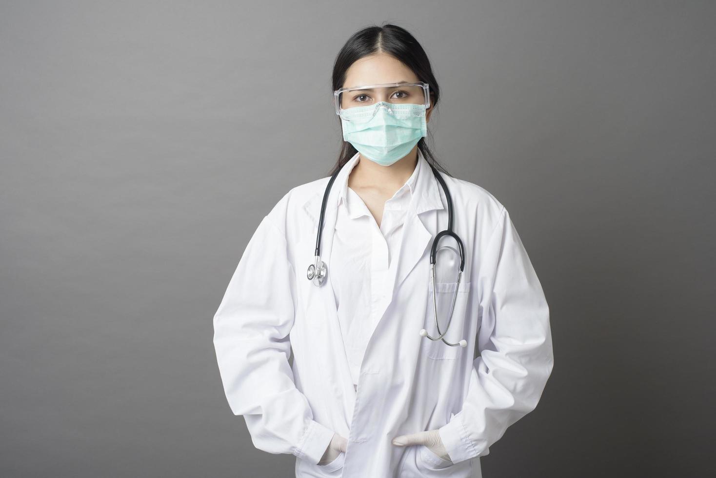 femme médecin intelligente tient un stéthoscope photo