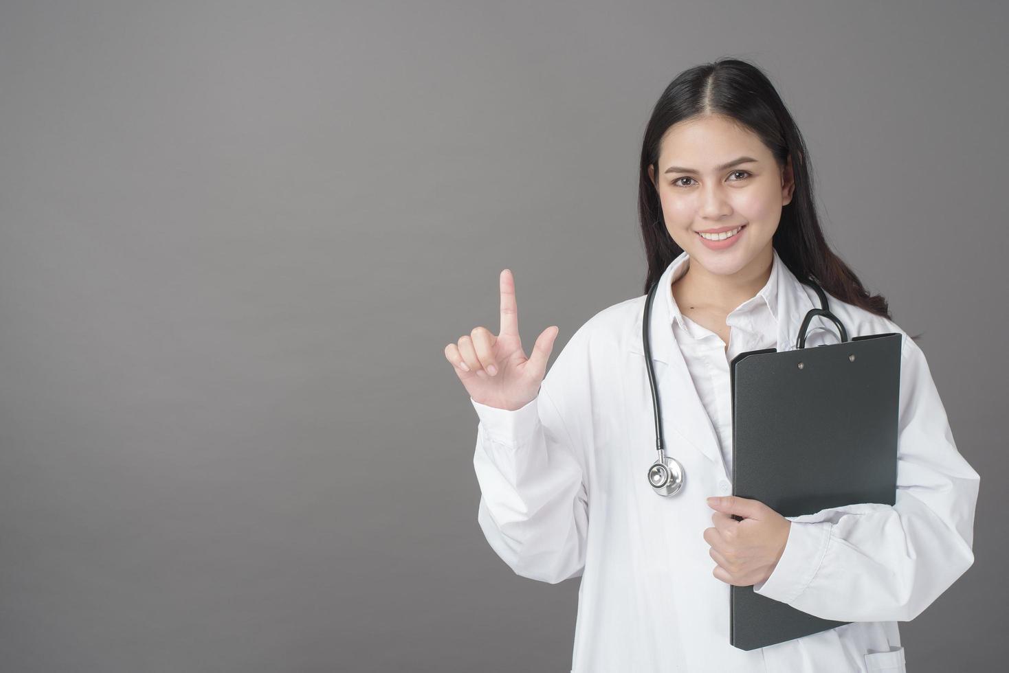 le docteur touche l'écran numérique photo