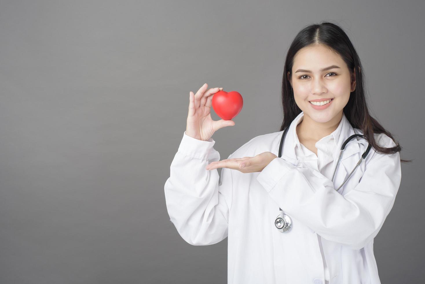 femme médecin tient coeur rouge photo