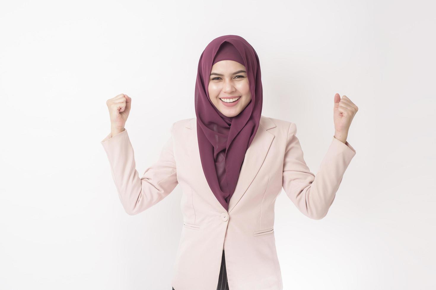 Belle femme d'affaires avec portrait hijab sur fond blanc photo