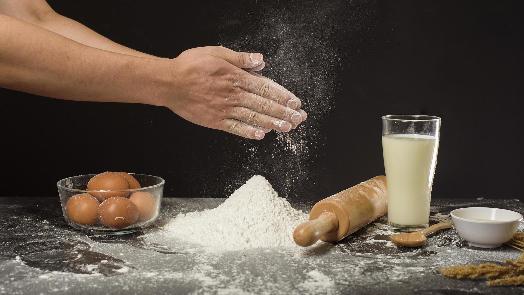 un homme prépare une boulangerie maison photo