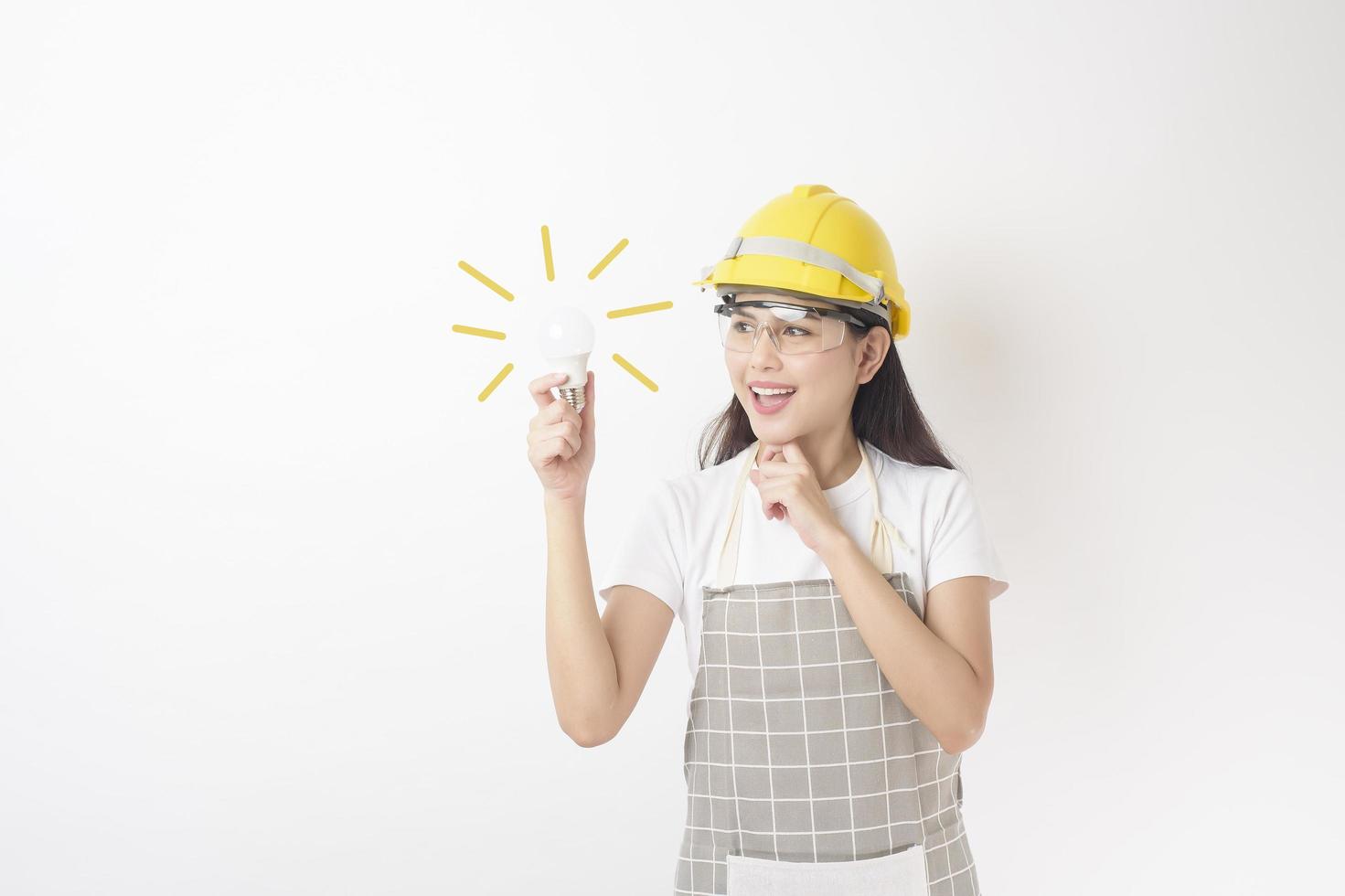 portrait de technicien de femme sur fond blanc photo