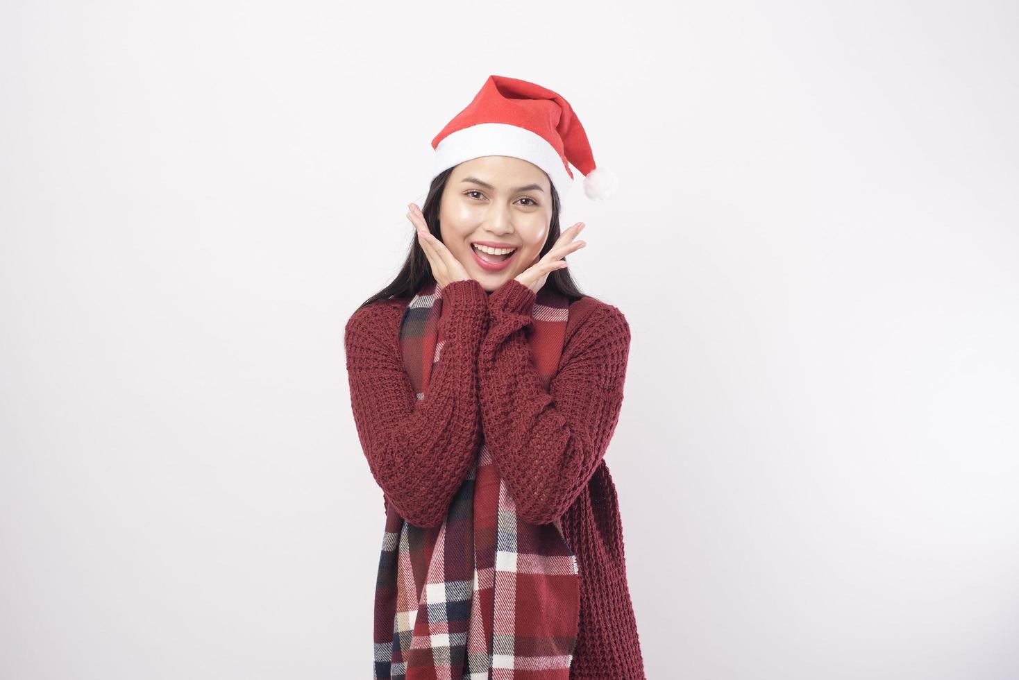 portrait de jeune femme souriante portant un chapeau de père Noël rouge isolé studio de fond blanc. photo