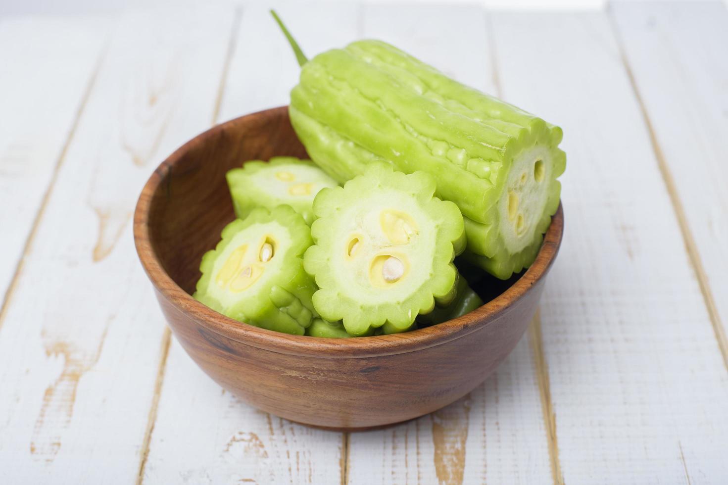 melon amer sur table en bois blanc photo