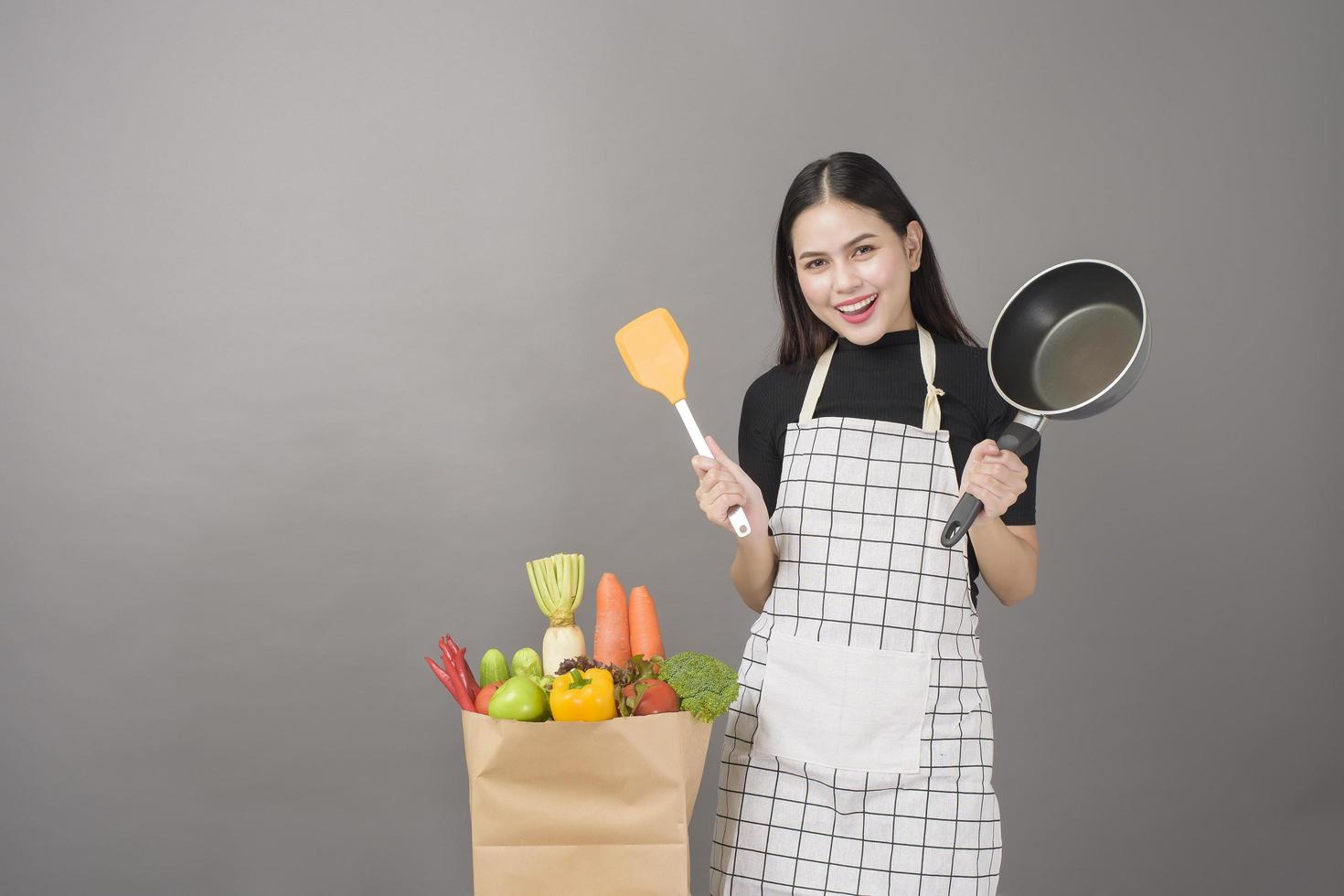 une femme heureuse prépare des aliments sains pour cuisiner photo