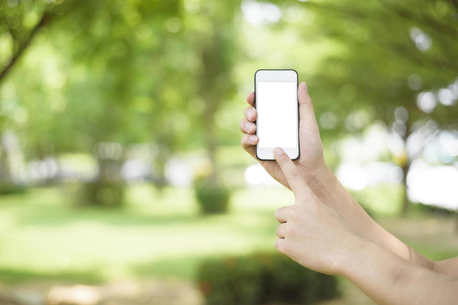 un homme tient un téléphone portable en vert photo