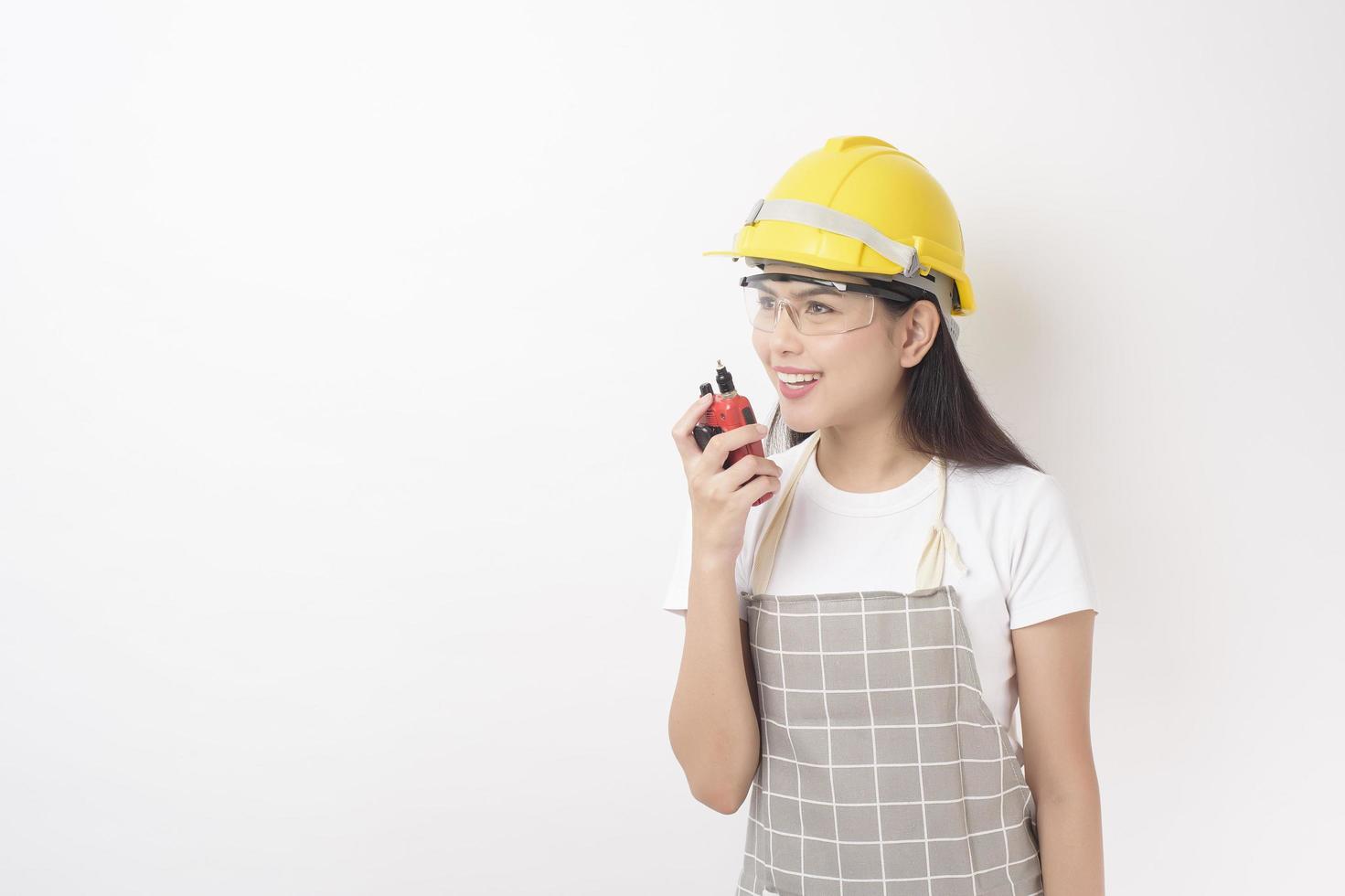 portrait de technicien de femme sur fond blanc photo