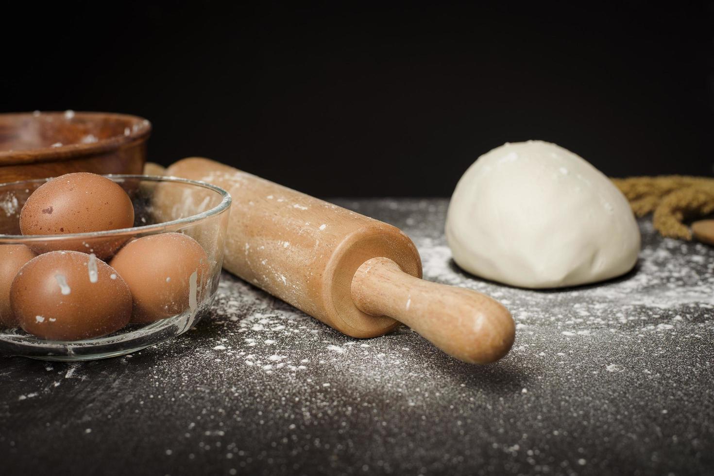 Boulangerie ingrédients faisant sur table en bois noir photo