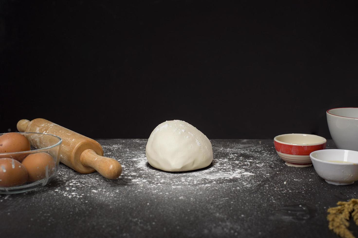 Boulangerie ingrédients faisant sur table en bois noir photo