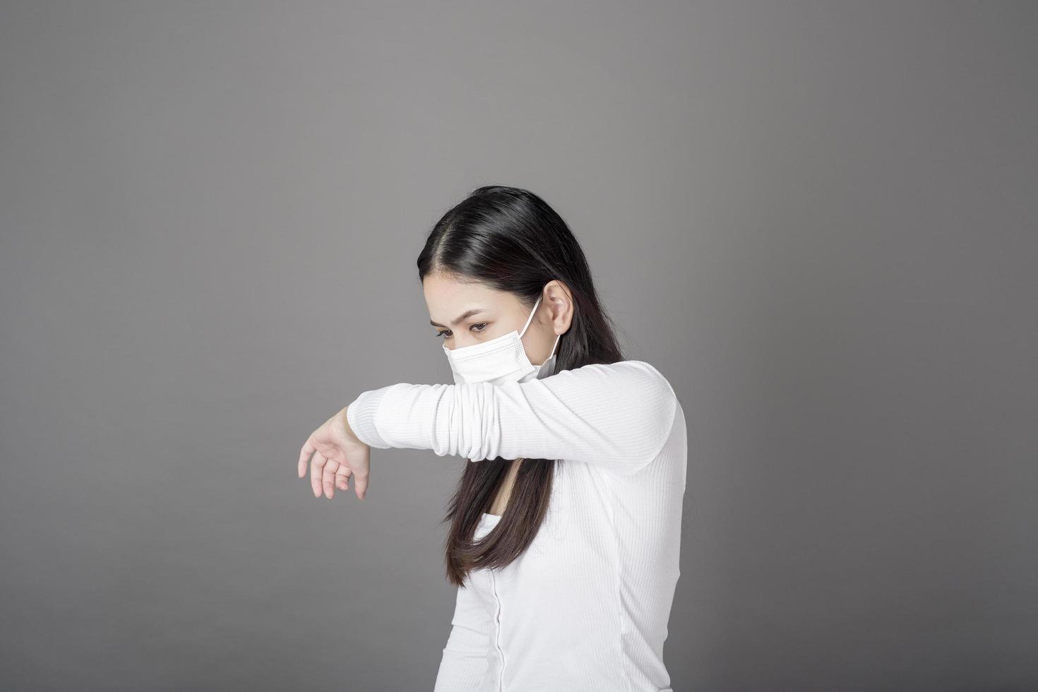 portrait de femme avec masque chirurgical en studio, concept de soins de santé photo