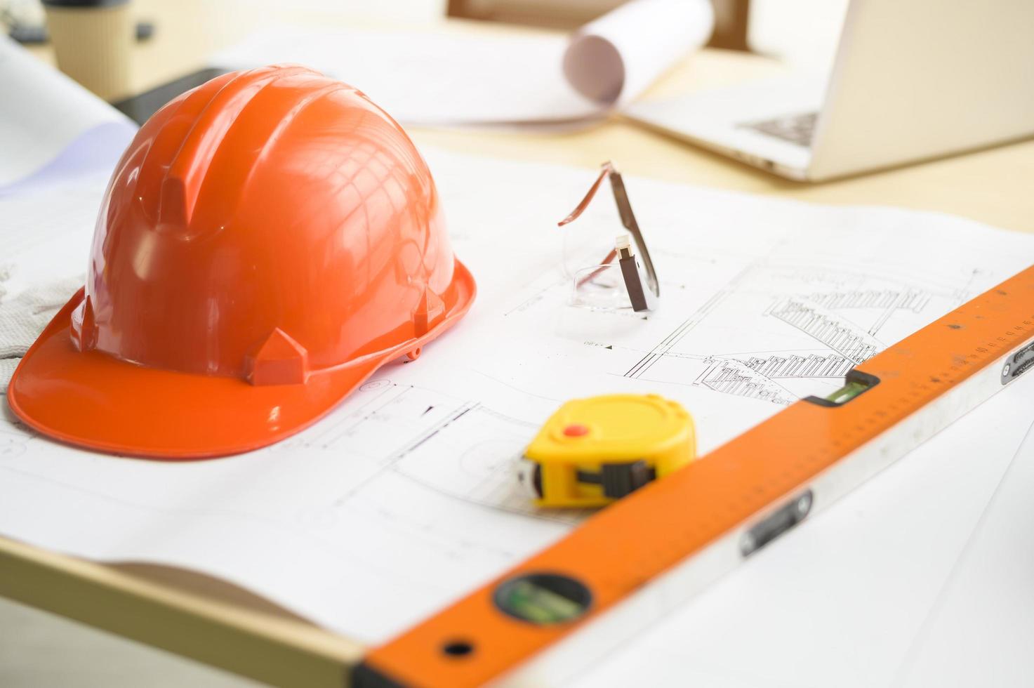 gros plan sur un casque rouge sur une table d'ingénierie, travail de sécurité, formation d'ingénieur, concept d'entreprise industrielle photo