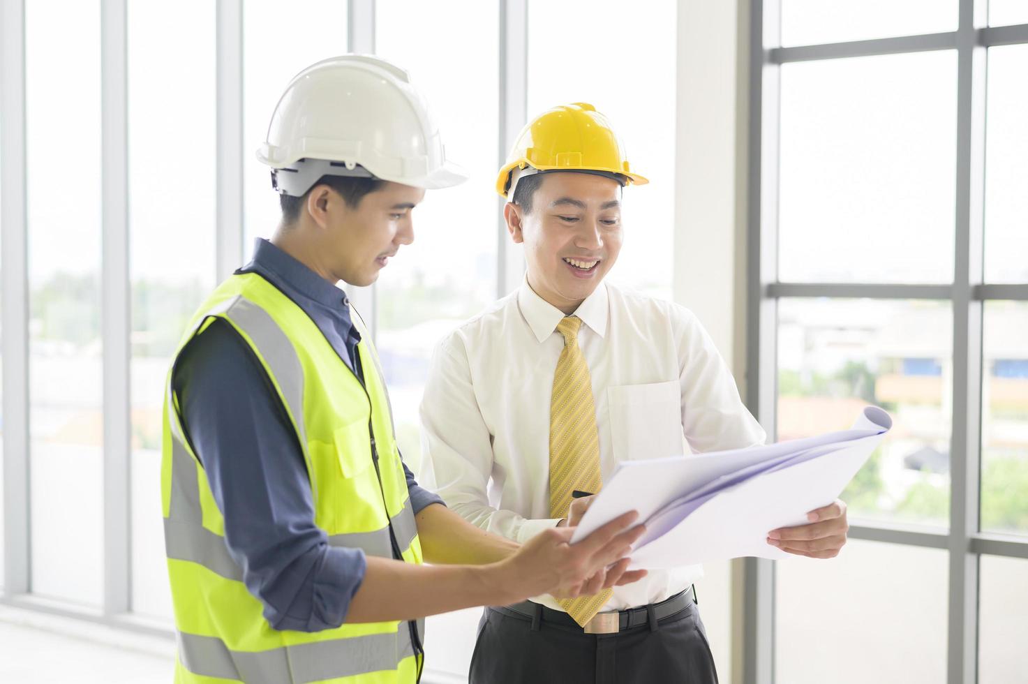 les ingénieurs sont des plans de construction analytiques avec un plan au bureau photo