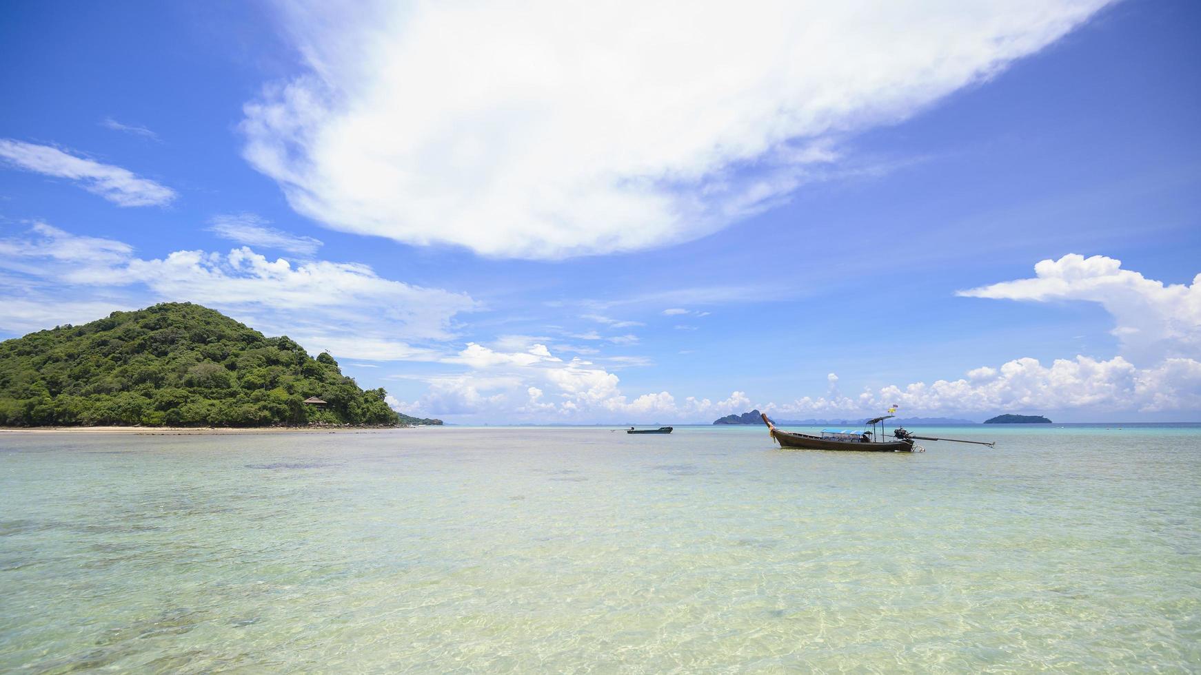 belle vue paysage de plage tropicale, mer émeraude et sable blanc contre ciel bleu, baie de maya sur l'île de phi phi, thaïlande photo