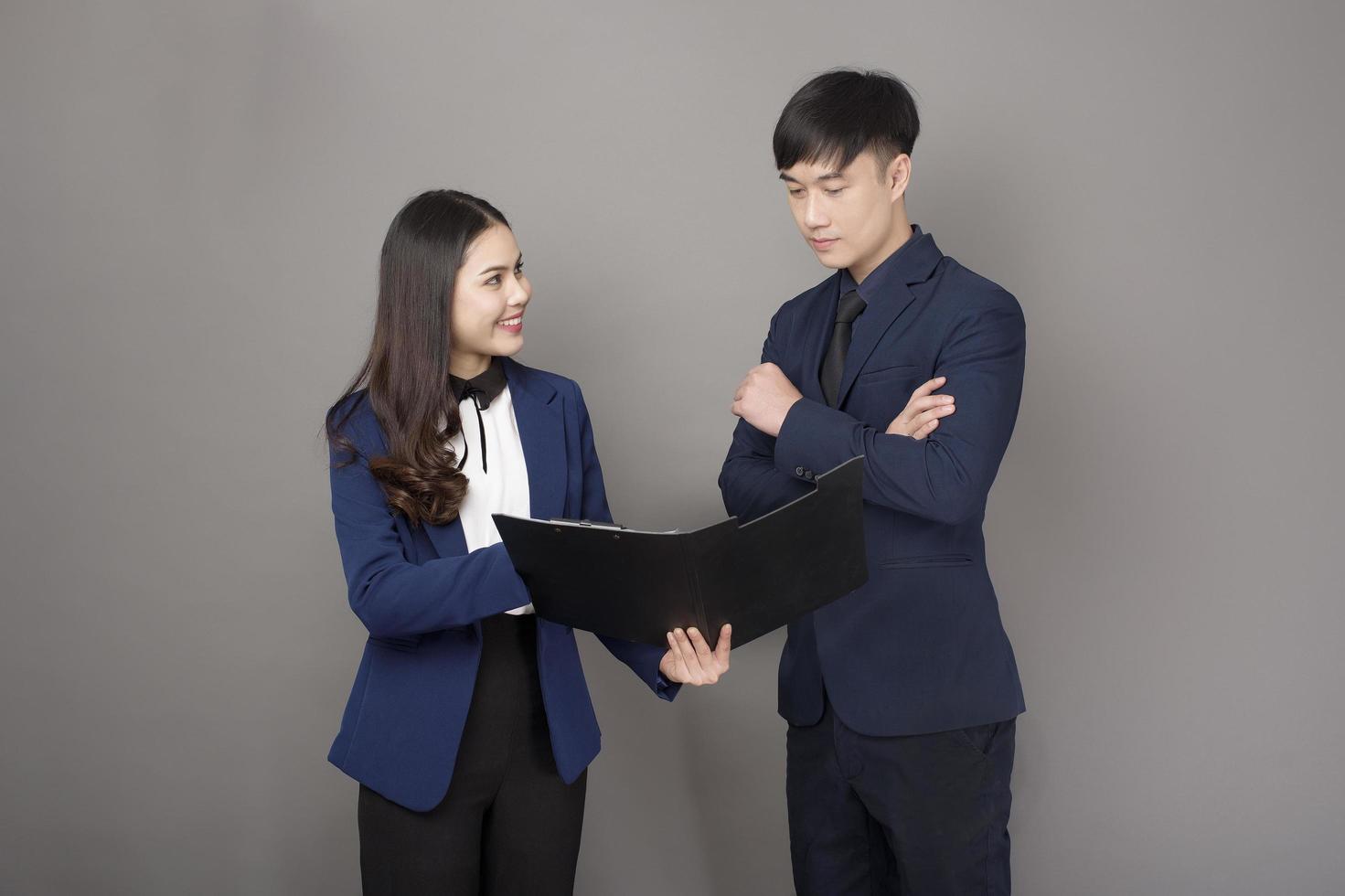 portrait d'homme d'affaires et femme d'affaires consultante professionnelle en studio photo