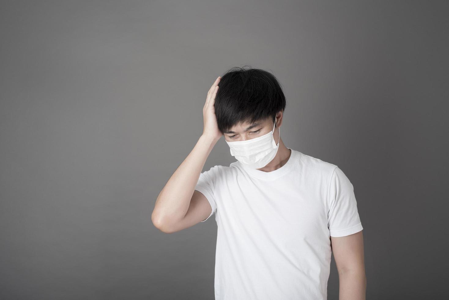 portrait d'homme avec masque chirurgical en studio, concept de soins de santé photo