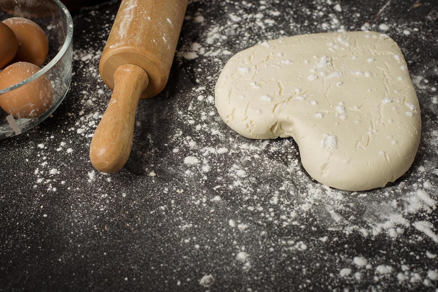 Boulangerie ingrédients faisant sur table en bois noir photo