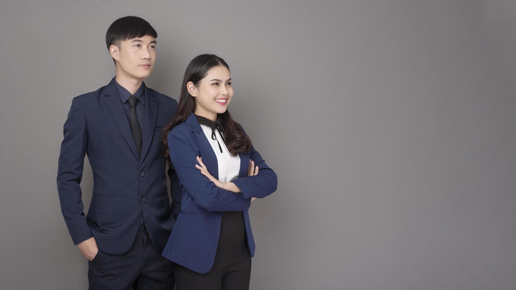 portrait de jeunes gens d'affaires asiatiques confiants sur fond gris photo