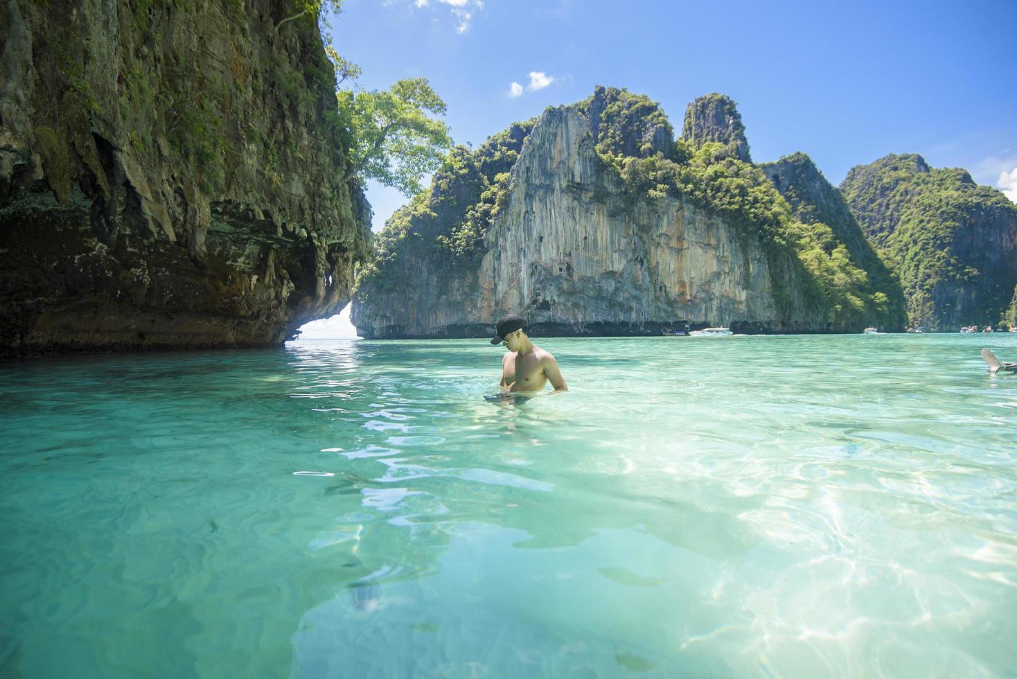 homme heureux en maillot de bain profiter et se détendre dans le concept de mer claire, d'été et de vacances photo