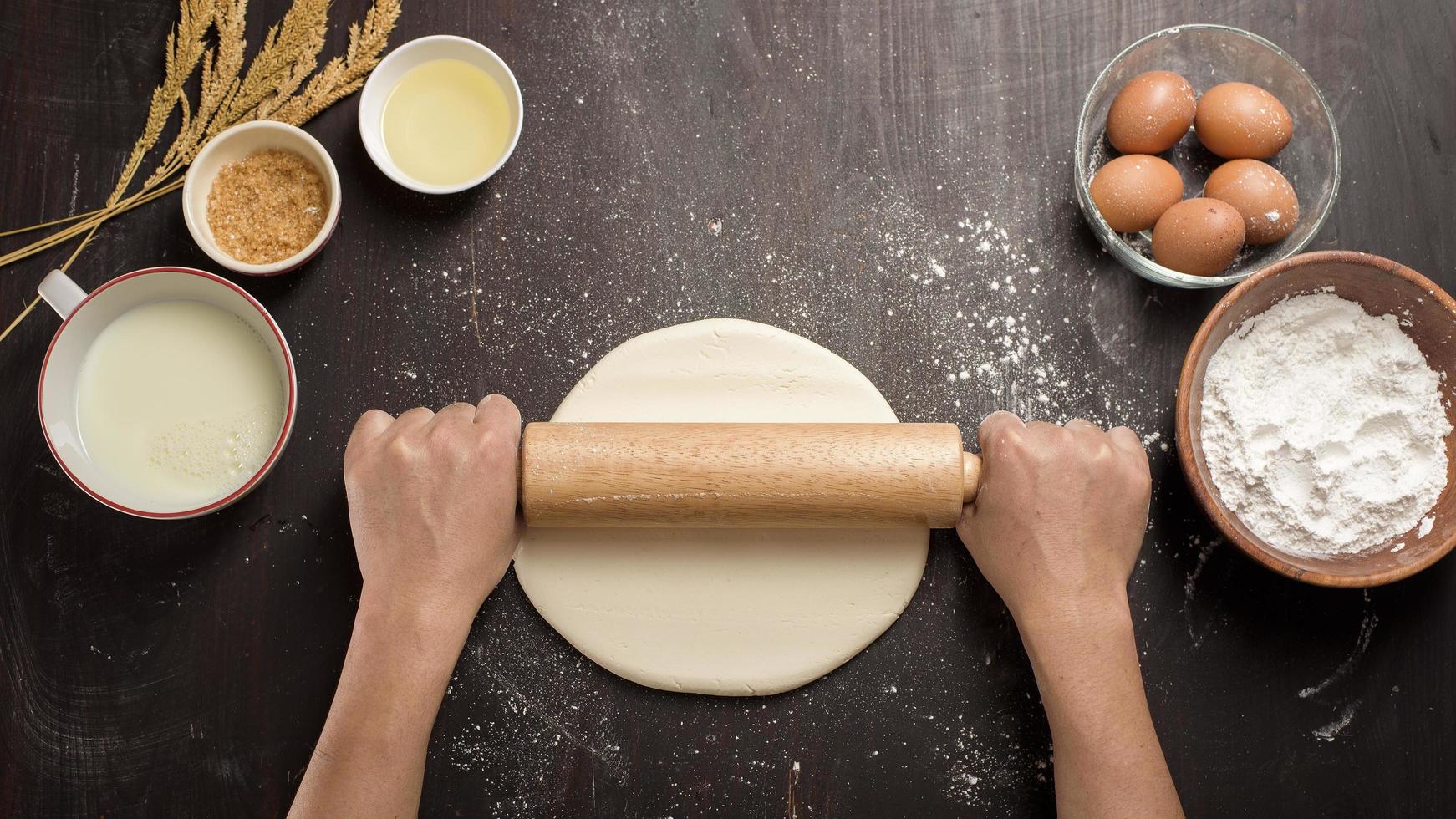 un homme prépare une boulangerie maison photo