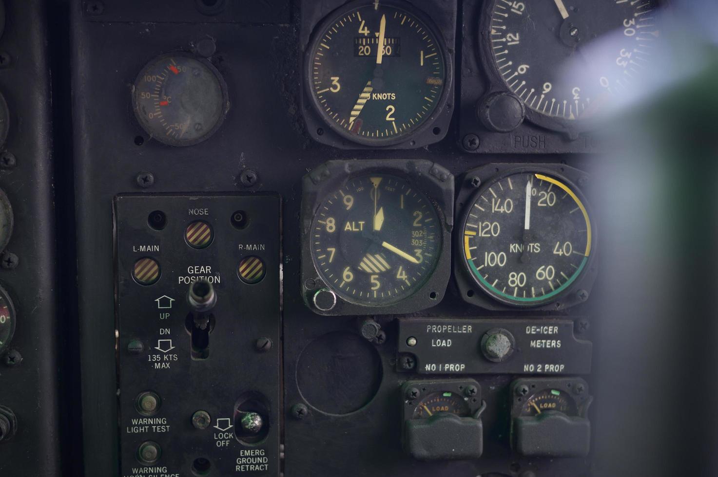 Close up of old vintage cockpit d'avion panneau de commande du poste de pilotage photo