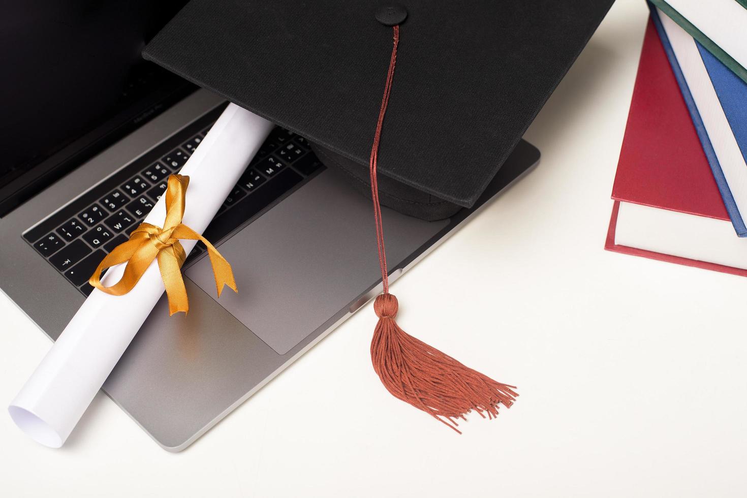 chapeau de graduation avec ordinateur portable, concept d'éducation en ligne photo