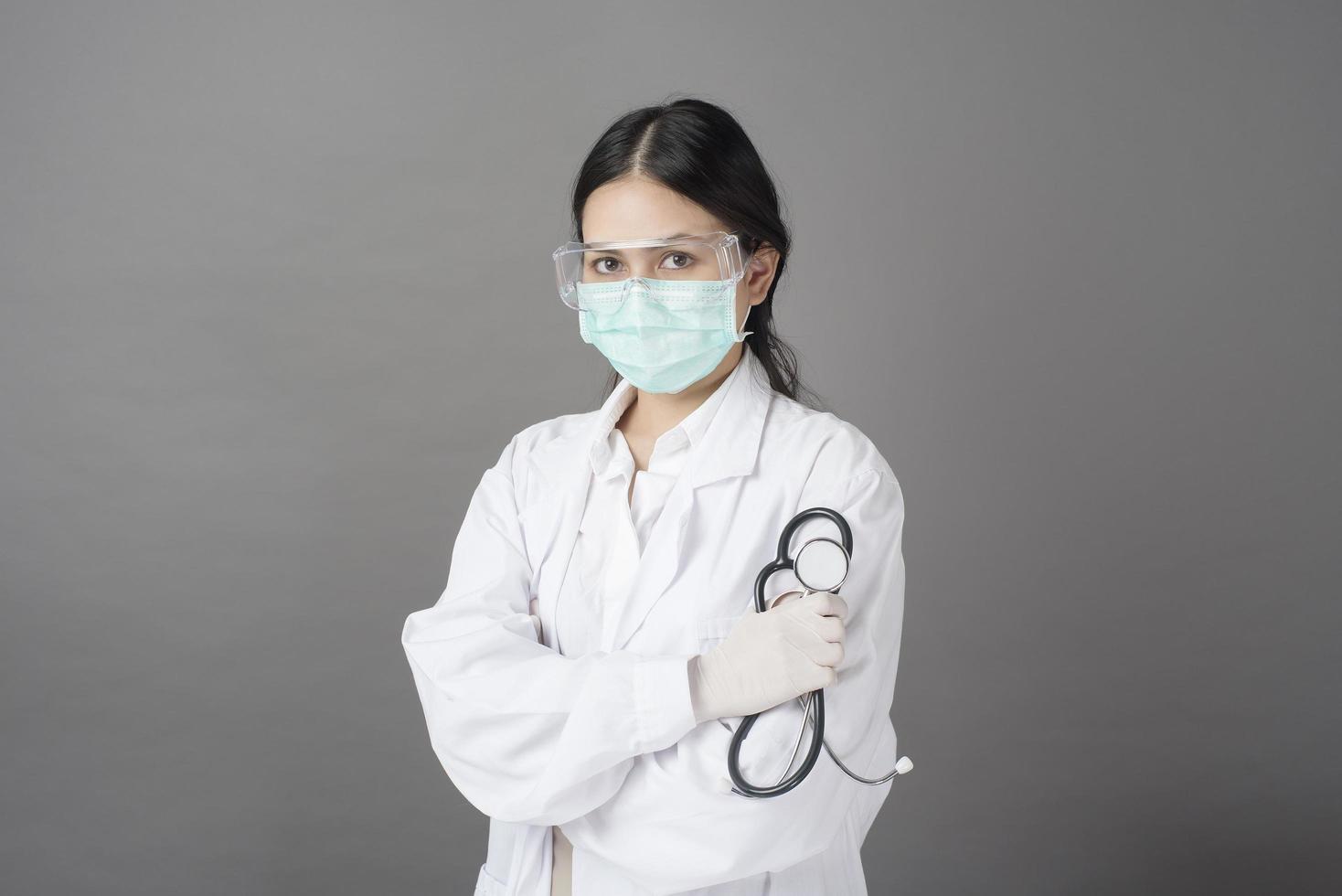 femme médecin intelligente tient un stéthoscope photo