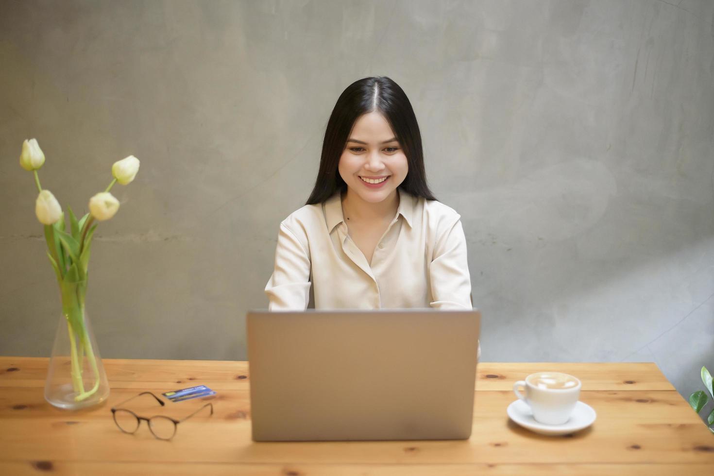 belle femme d'affaires travaille avec un ordinateur portable dans un café photo