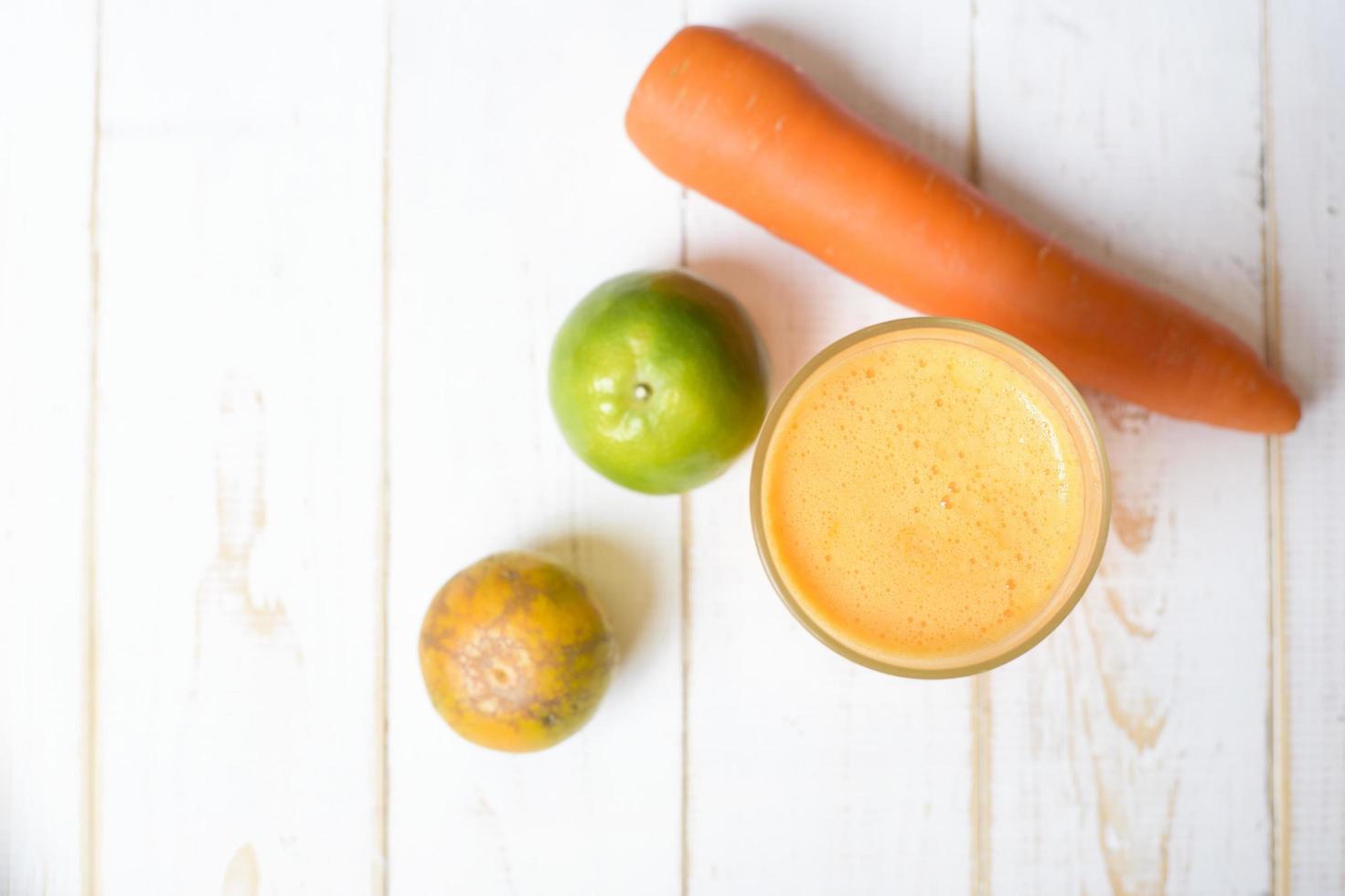 un verre de jus d'orange sur fond de bois photo