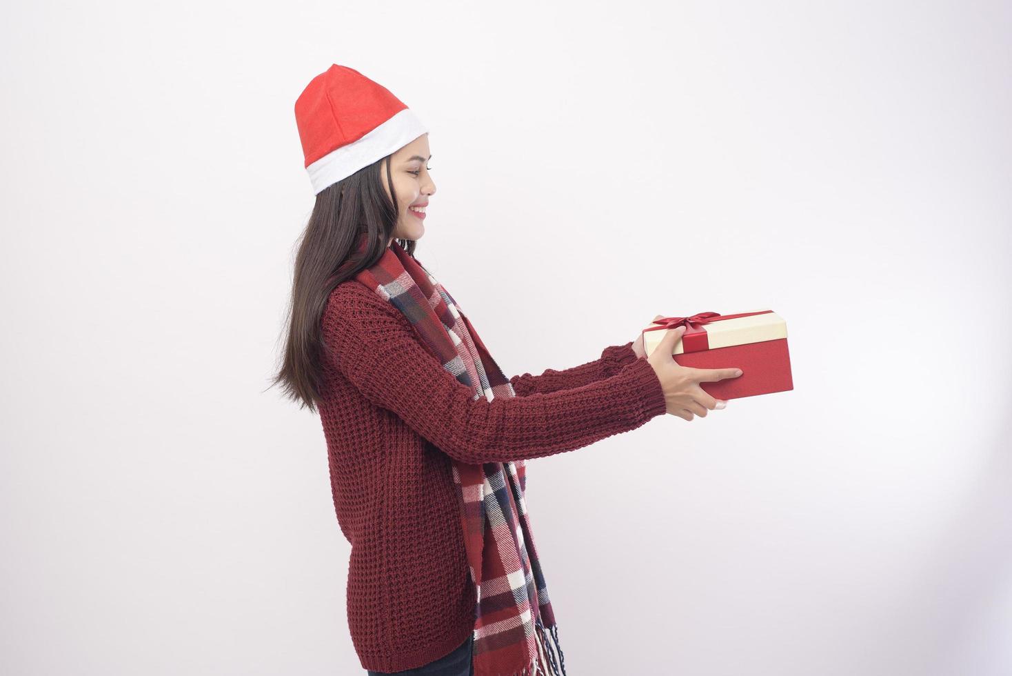 portrait de jeune femme souriante portant un chapeau de père Noël rouge isolé studio de fond blanc. photo