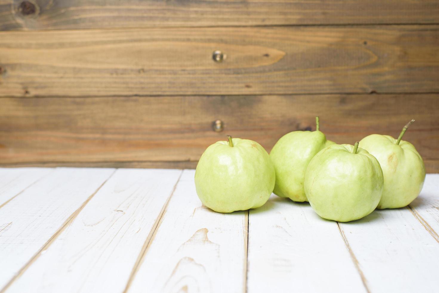 goyaves sur table en bois blanc. photo