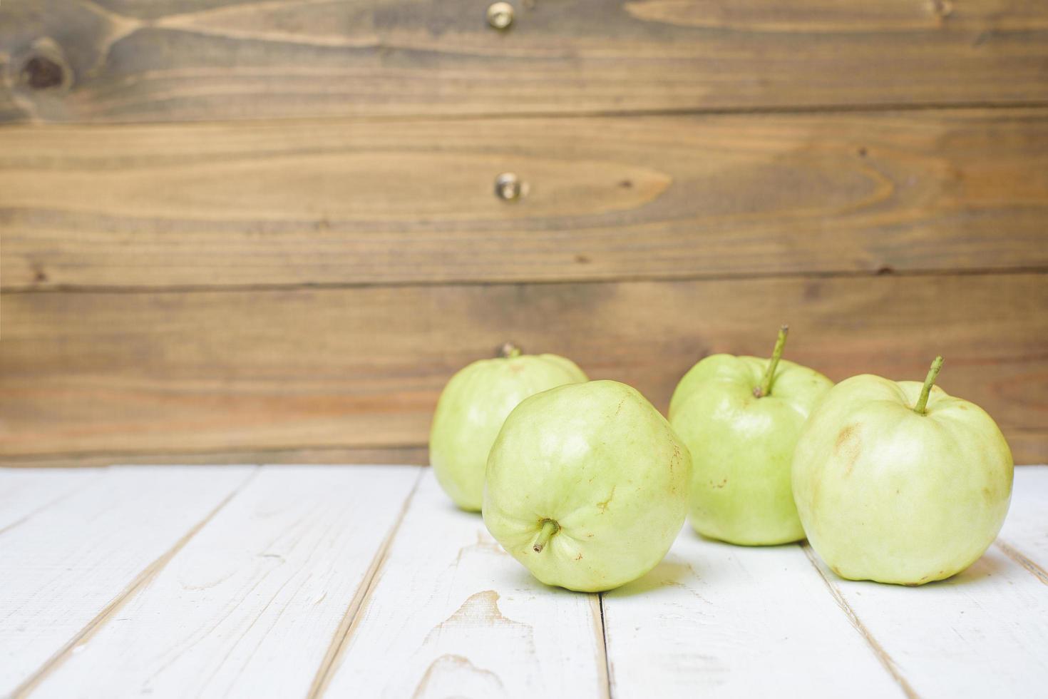 goyaves sur table en bois blanc. photo