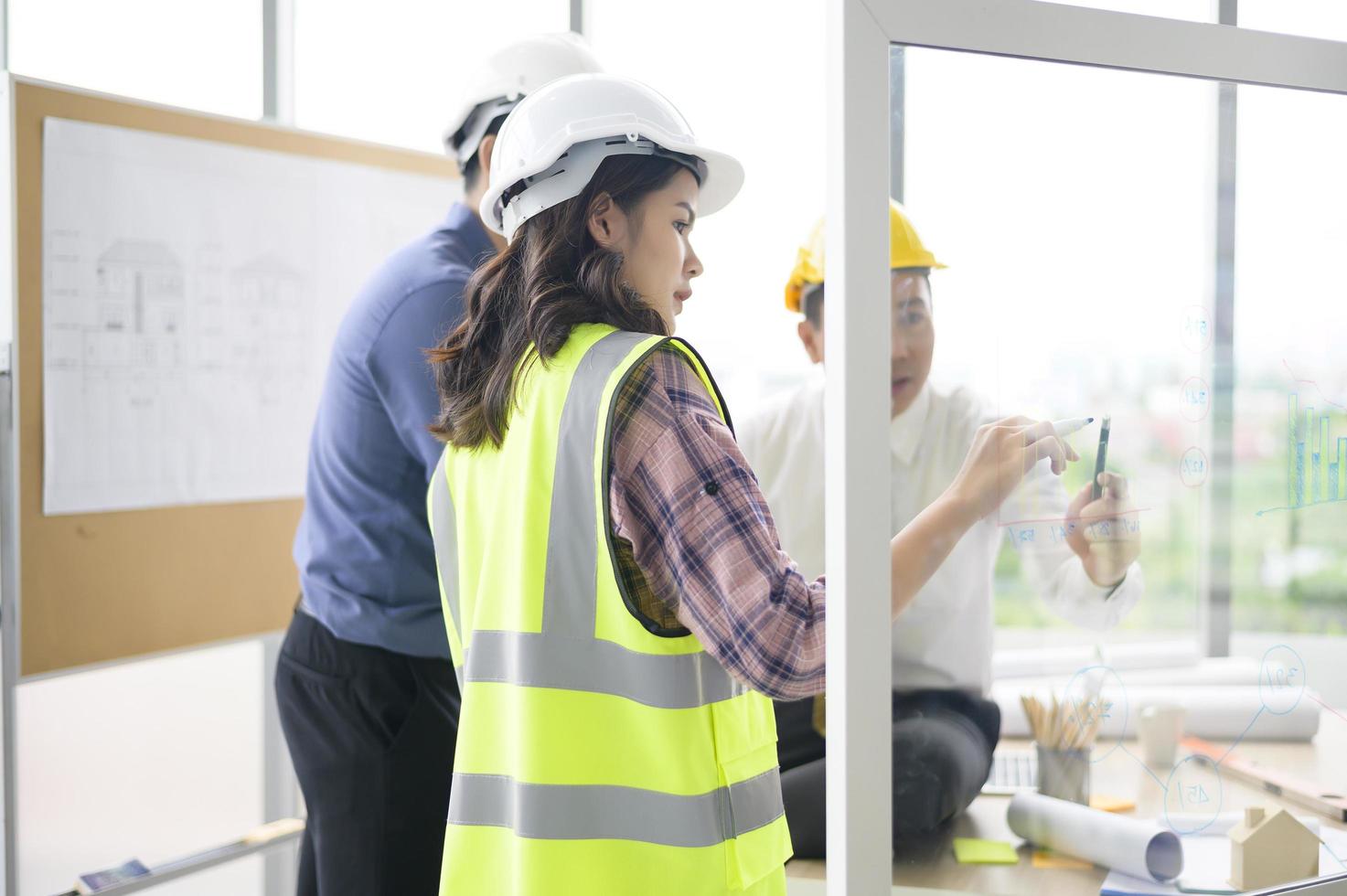 les ingénieurs sont des plans de construction analytiques avec un plan au bureau photo